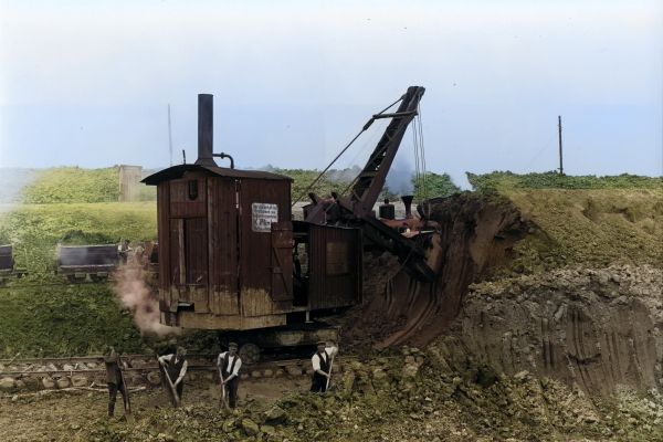 Dampfkran und Arbeiter beim Hafenbau