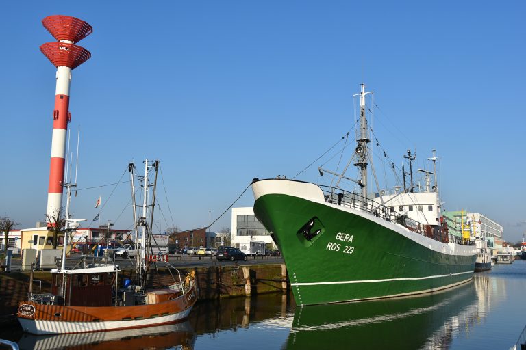 Das Museumsschiff GERA an der Kaje im Fischereihafen mit Oberfeuer